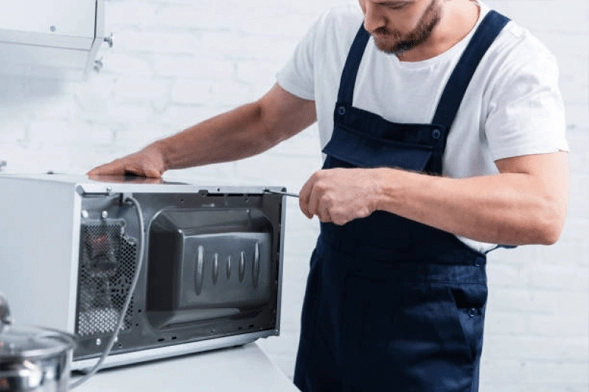 Homem Desmontando um Microondas